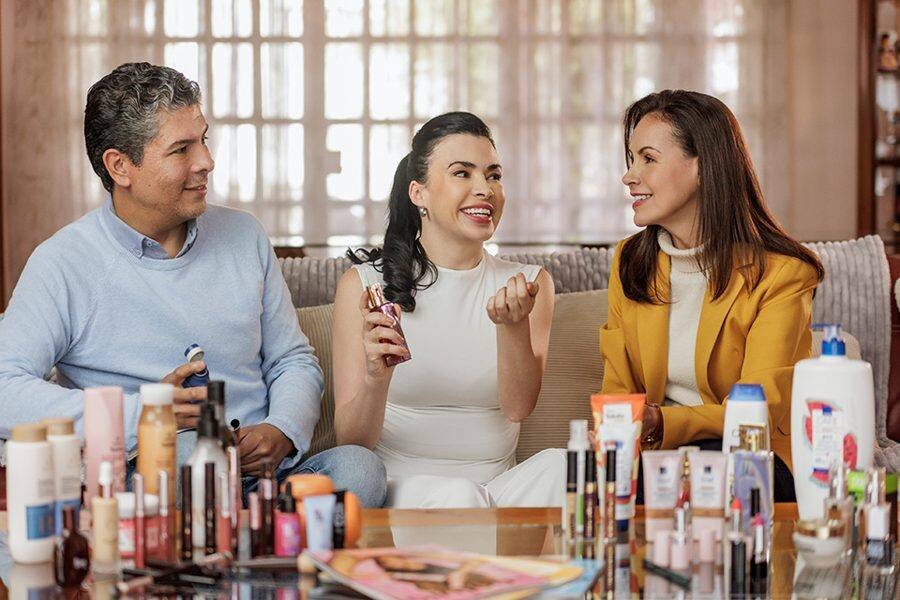 Tres personas conversando entre productos de belleza Natura